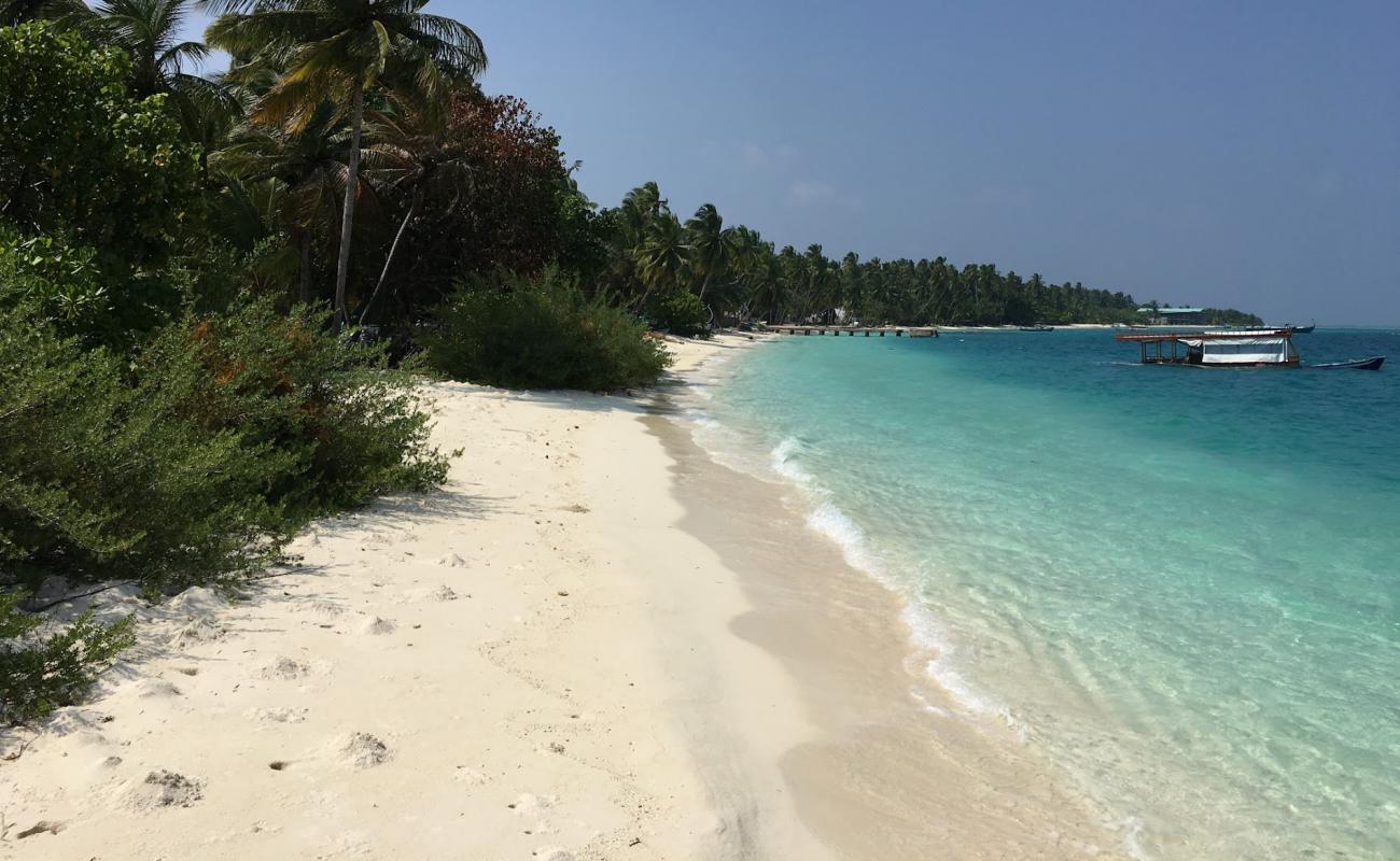 Foto af Mandhoo Beach med hvidt sand overflade