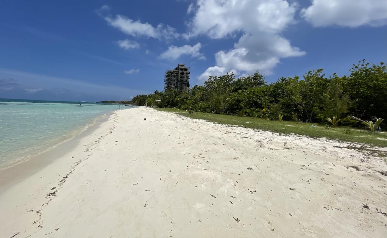 Foto af Araamu Beach med hvidt sand overflade