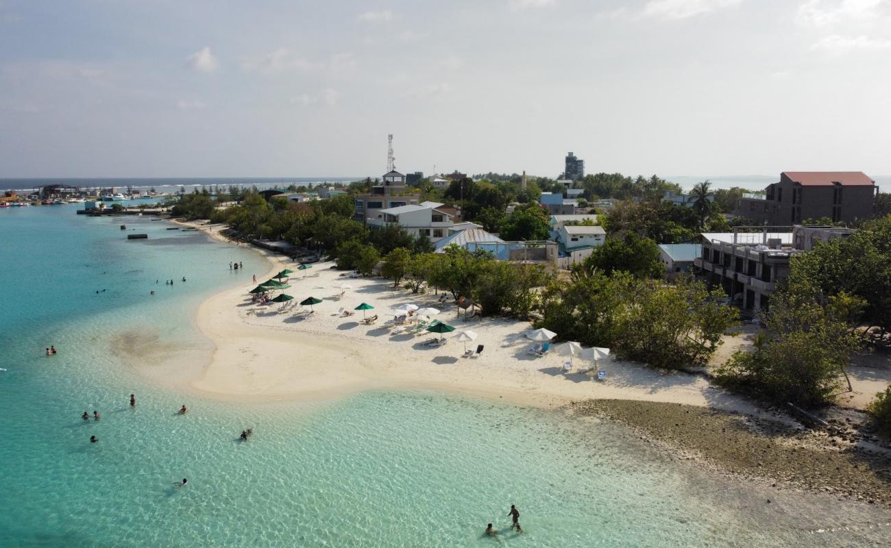 Foto af Dhiffushi Kite Beach med hvidt sand overflade