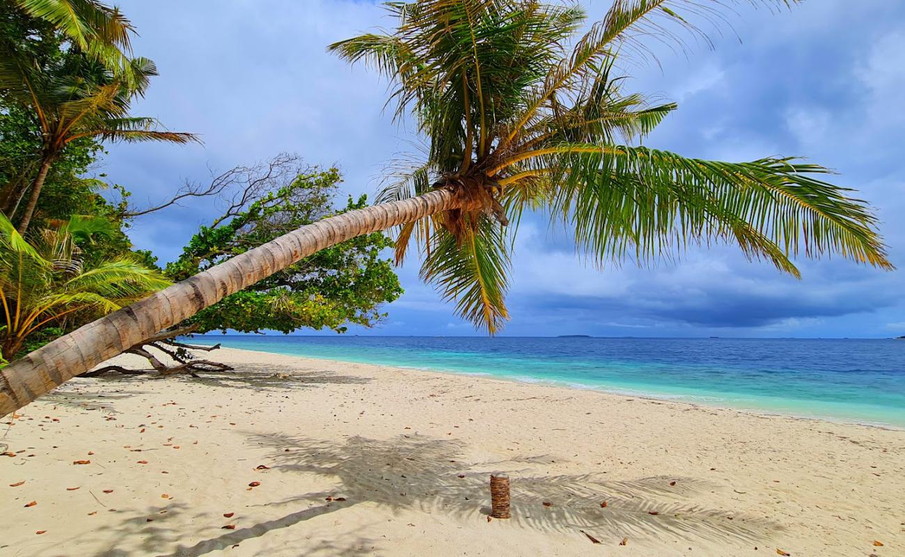 Foto af Dharavandhoo Beach med hvidt sand overflade