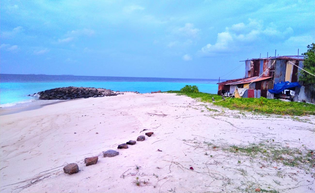 Foto af Velidhoo bitsy beach med lys sand overflade