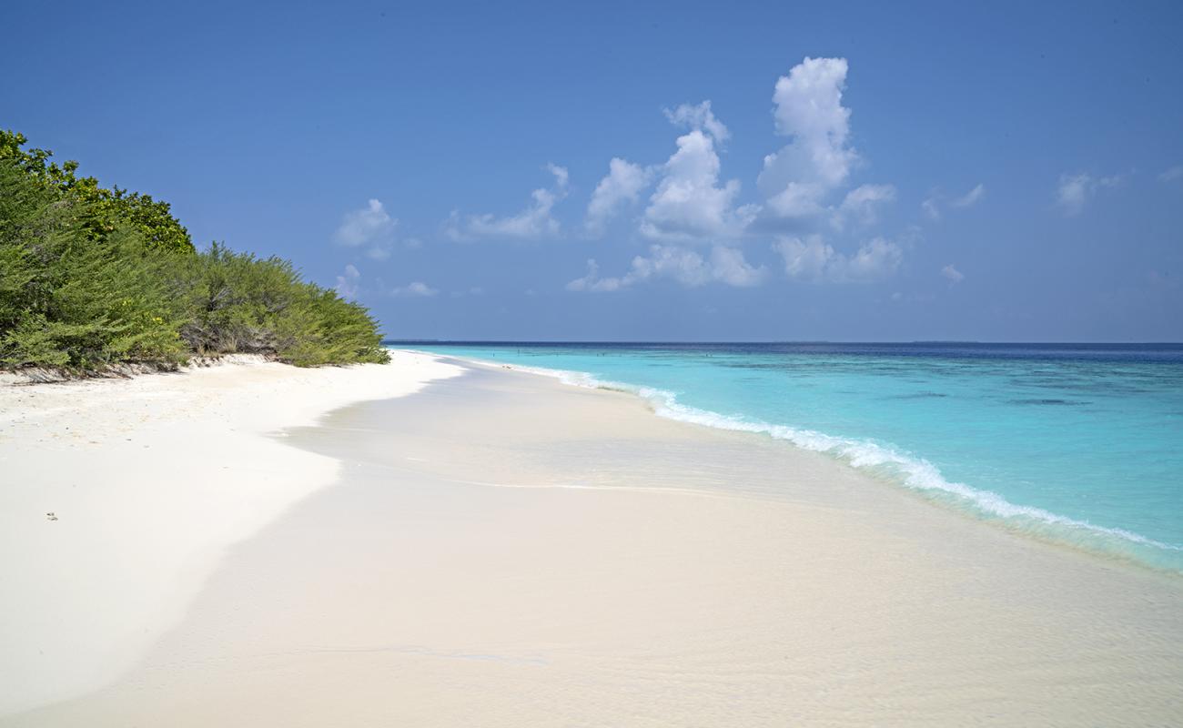 Foto af Hulhumeedhoo Beach med hvidt sand overflade