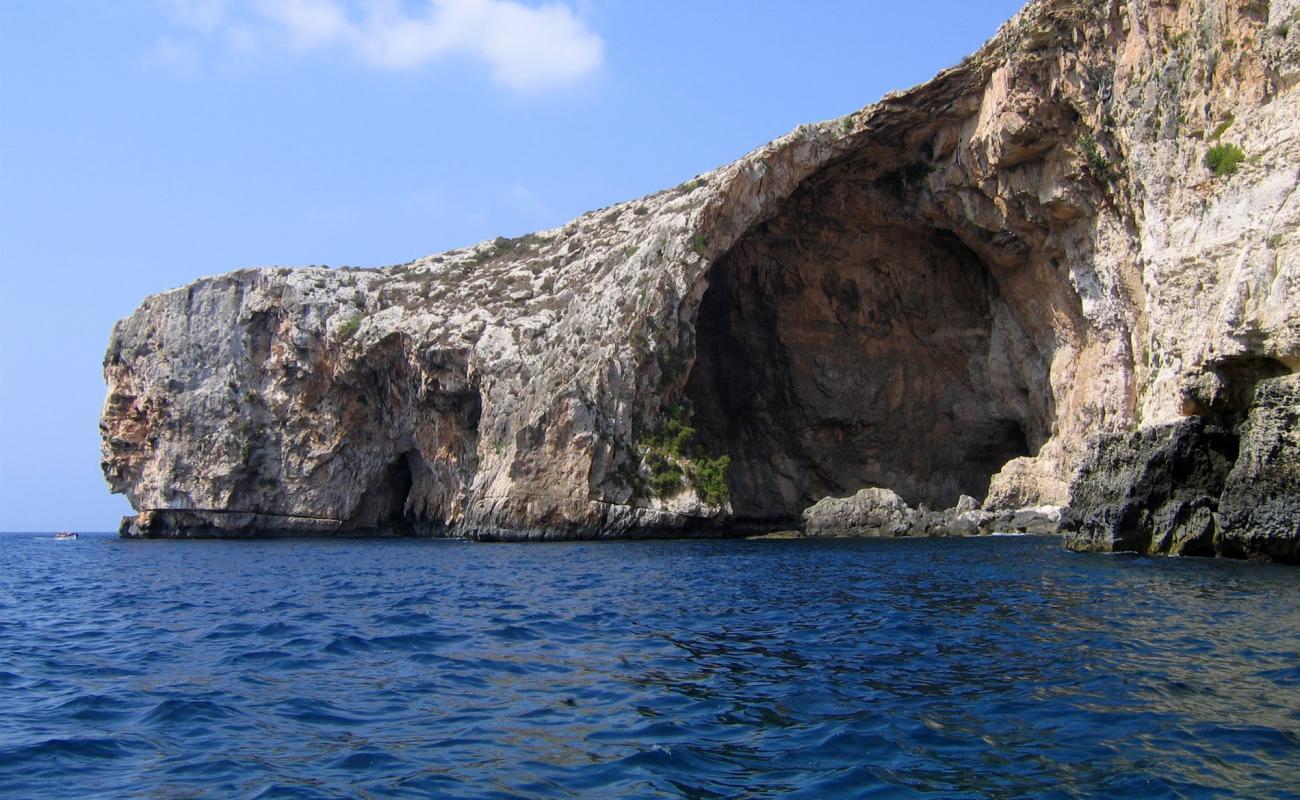 Foto af Blue Grotto beach med sten overflade