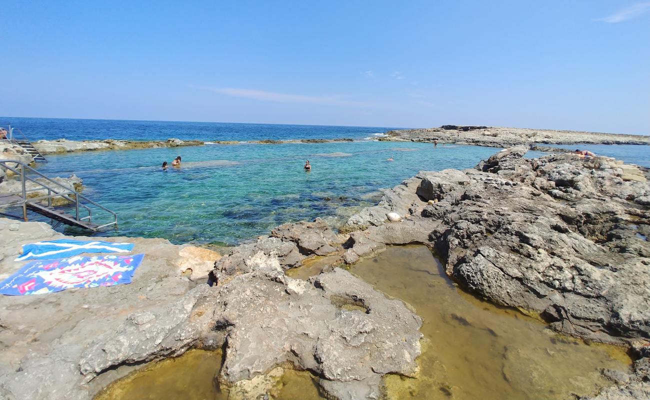 Foto af Qawra Point Beach med sten overflade