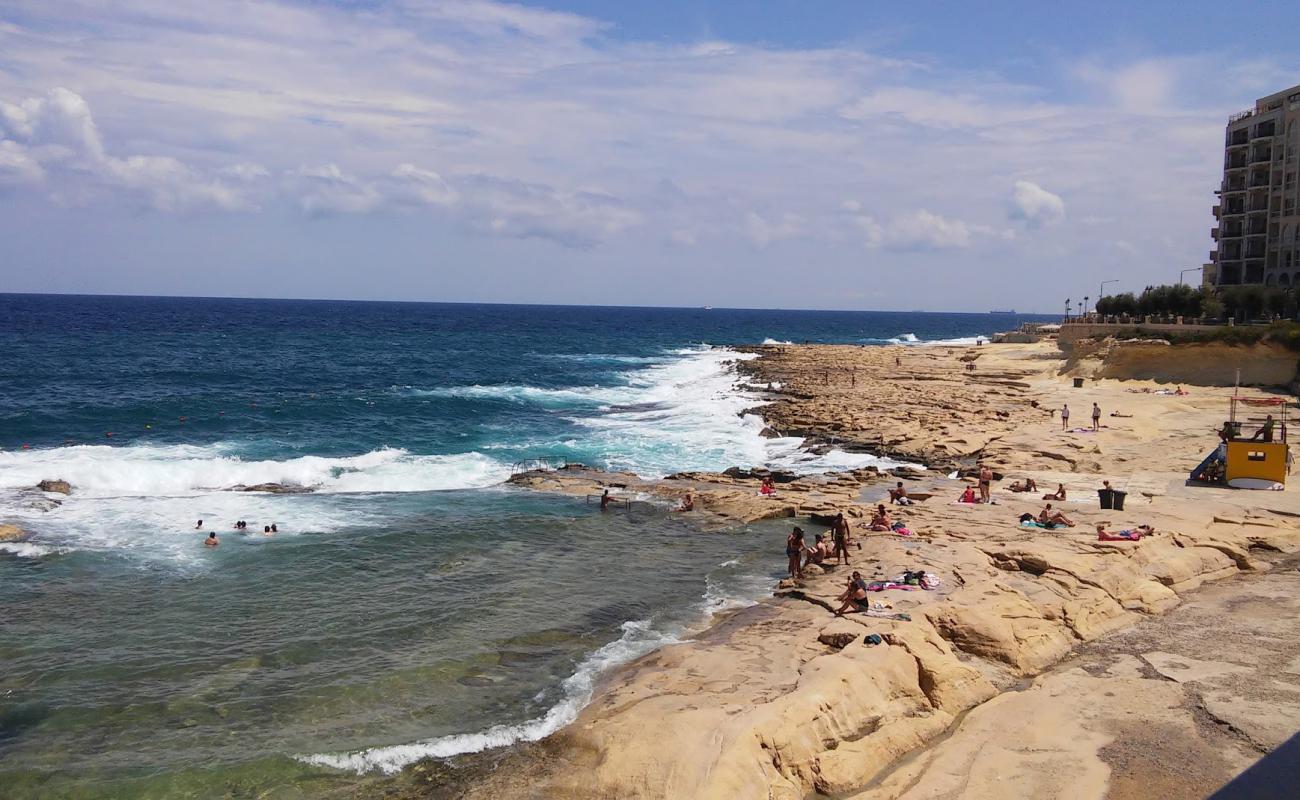 Foto af Fond Ghadir Beach med sten overflade