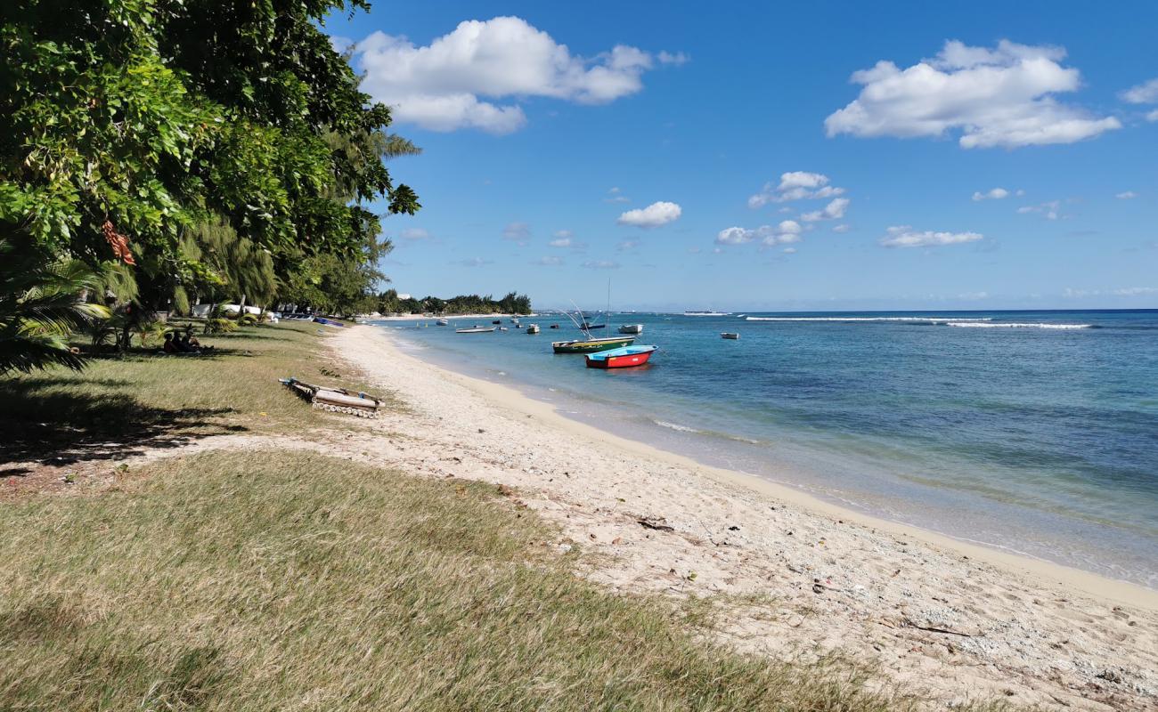 Foto af Pointe aux Piments Beach med lys sand overflade