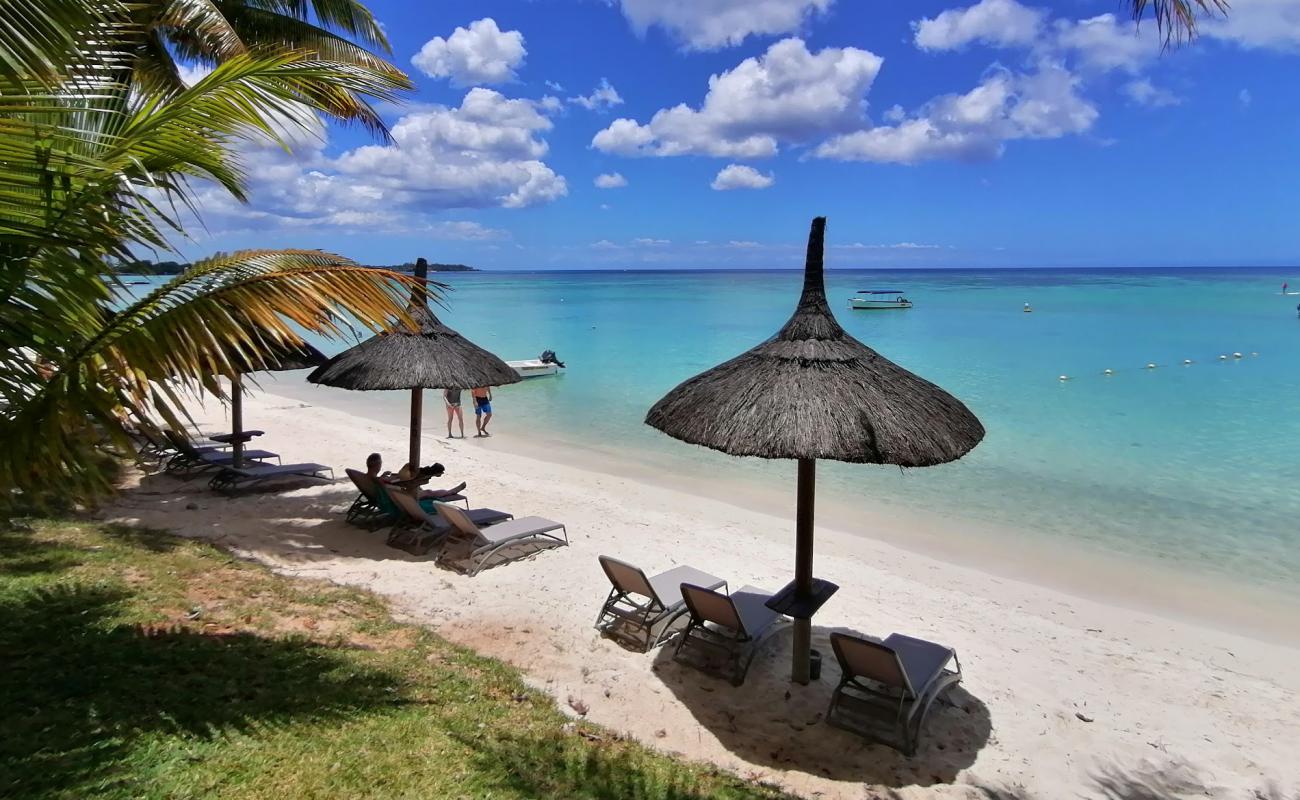 Foto af Trou aux Biches Beach med hvidt sand overflade