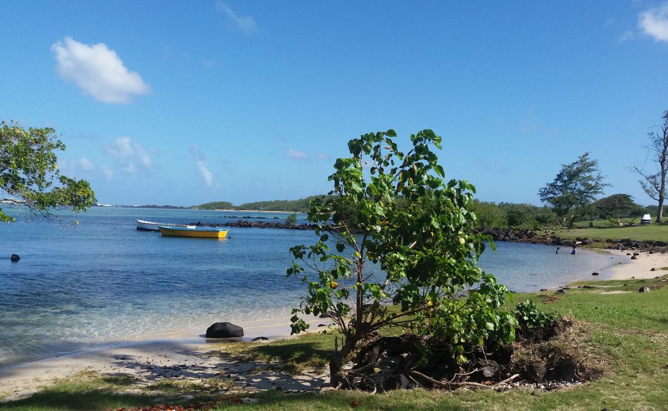 Foto af Le Bouchon Beach med lyst sand & sten overflade