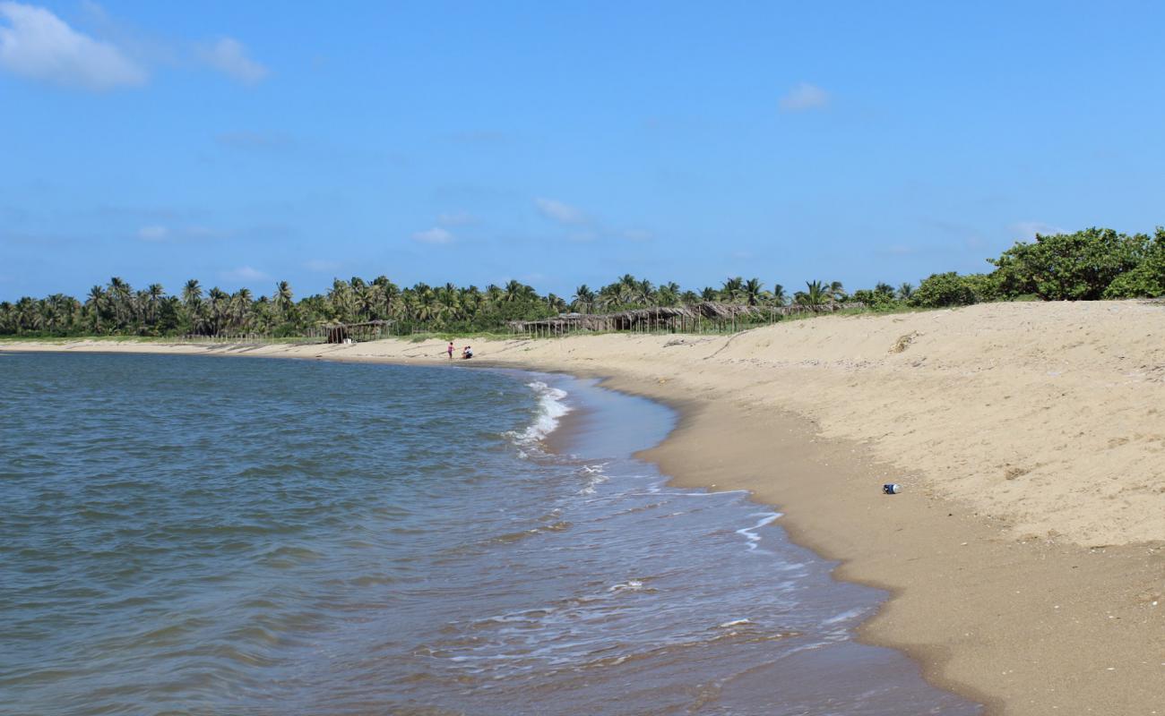 Foto af Playa Acapulquito med lys sand overflade