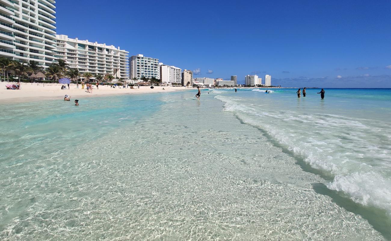 Foto af Chacmool Strand med lys fint sand overflade