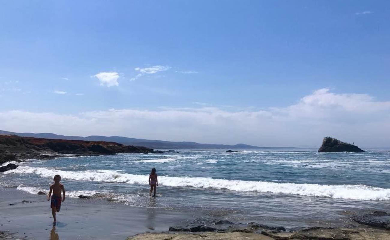 Foto af Playa Ejido Erendira med brunt sand og sten overflade