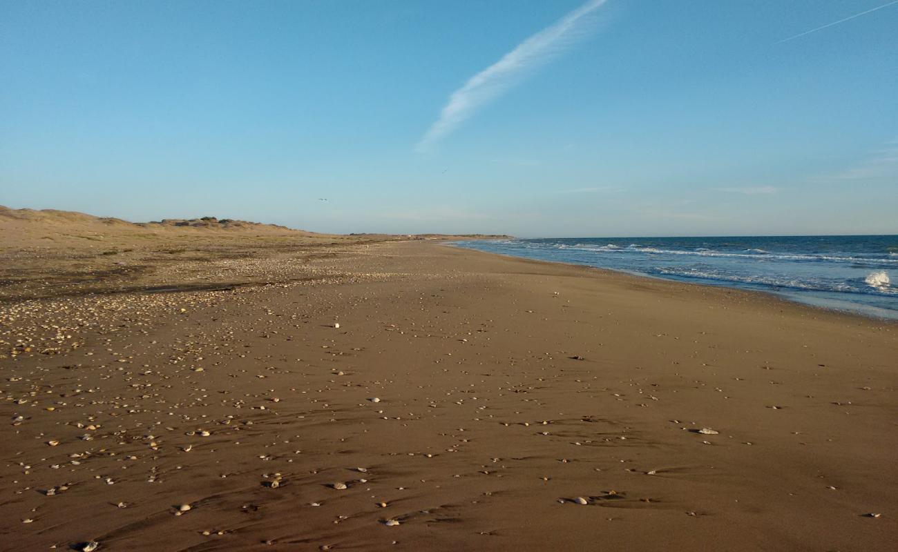 Foto af El Siaric beach med grå sand overflade