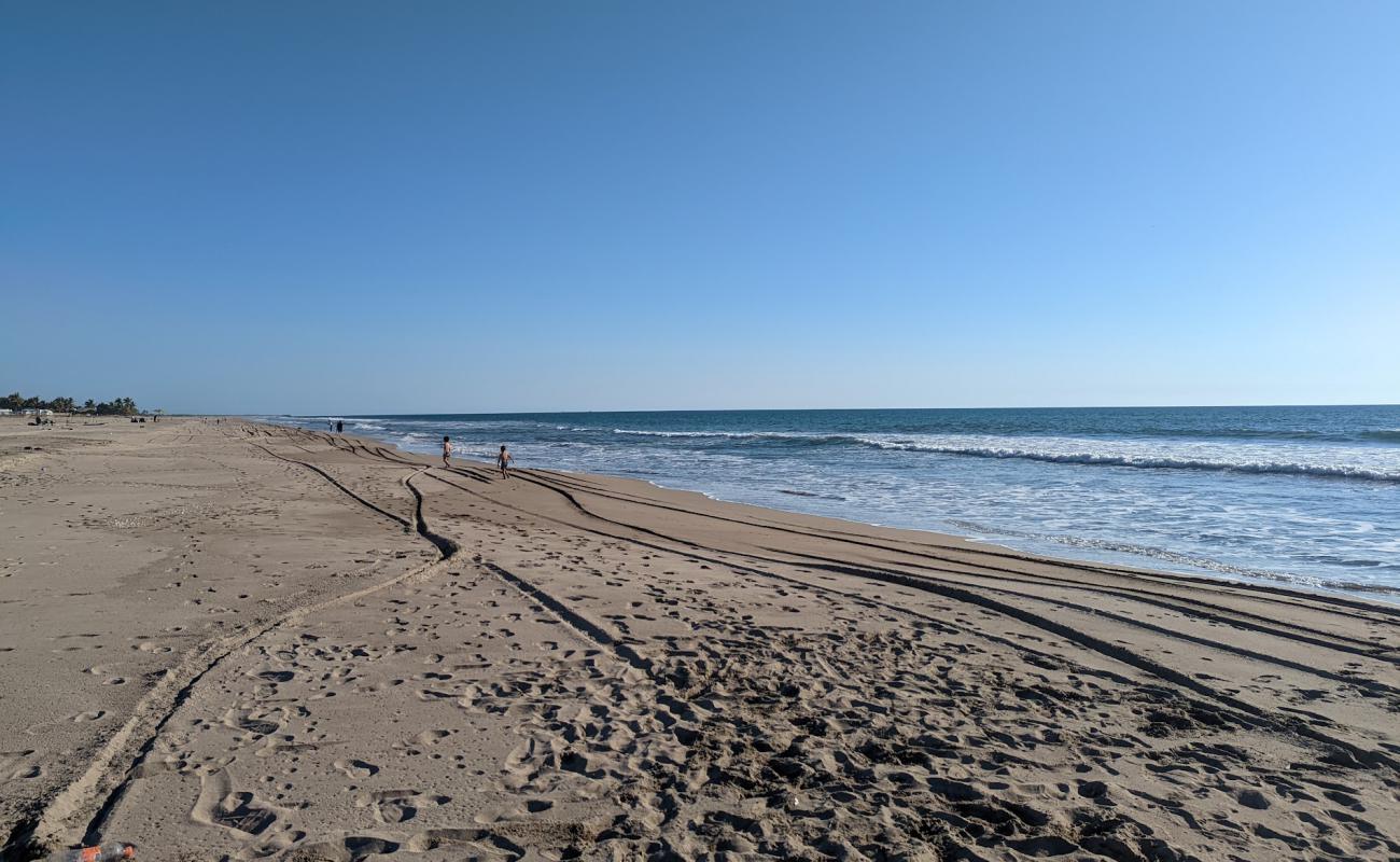 Foto af El Caimanero beach med lys sand overflade