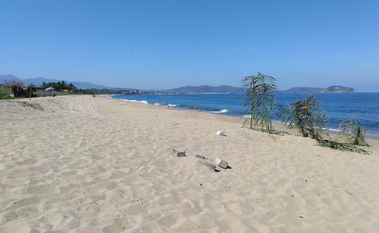 Foto af El Naranjo beach med lys fint sand overflade