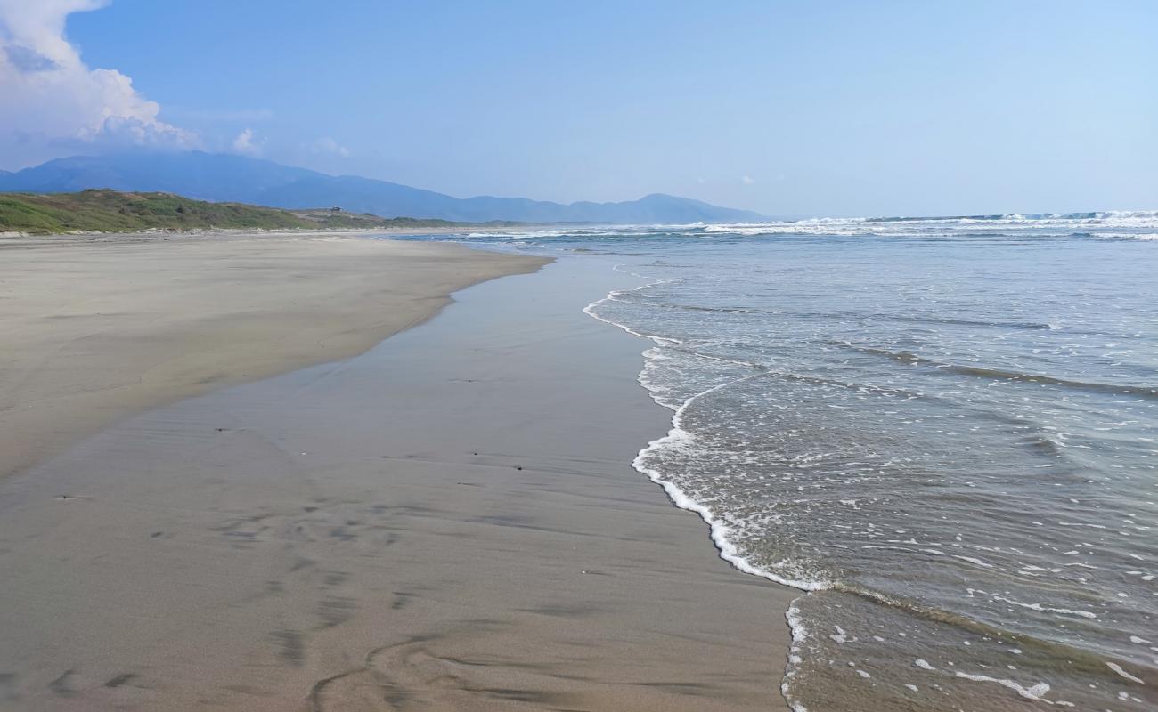 Foto af Playa las Brisas med brunt sand overflade