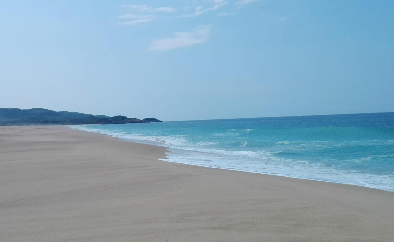 Foto af Colola Beach med lys sand overflade