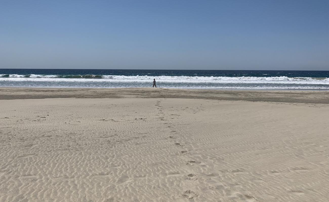 Foto af Playa El Tomatal med lys fint sand overflade