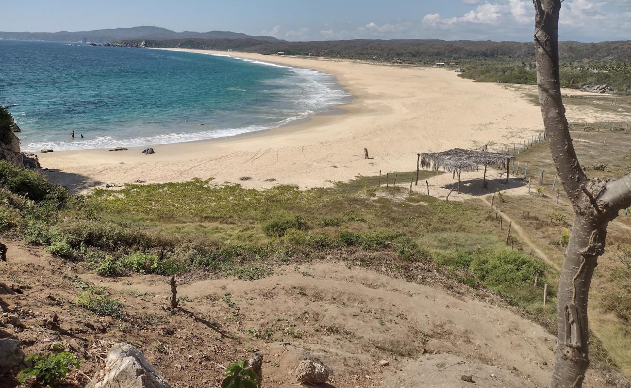 Foto af Tahueca beach med lys fint sand overflade