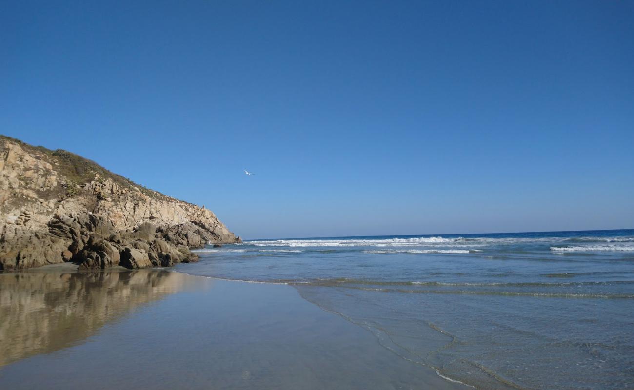 Foto af Mojon beach med lys sand overflade