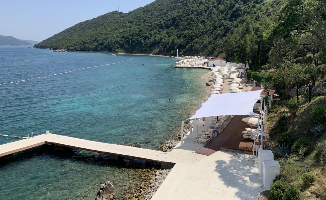 Foto af Njivice beach med grå sten overflade