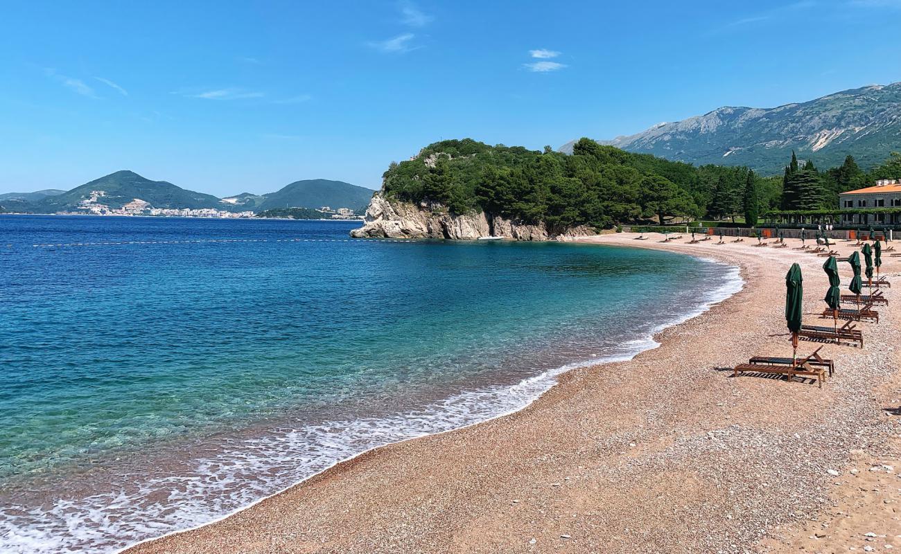 Foto af Milocer Strand med sort sand og småsten overflade