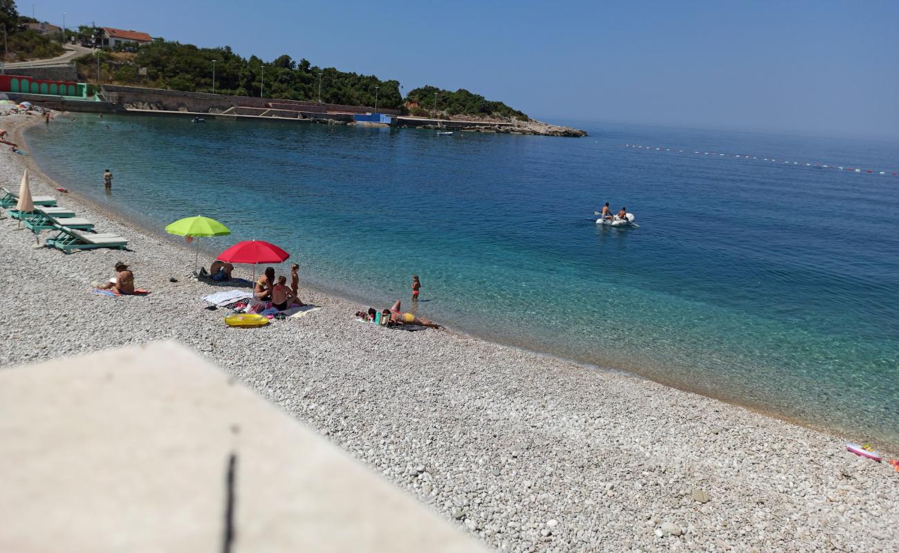 Foto af Utjeha Strand med let sten overflade