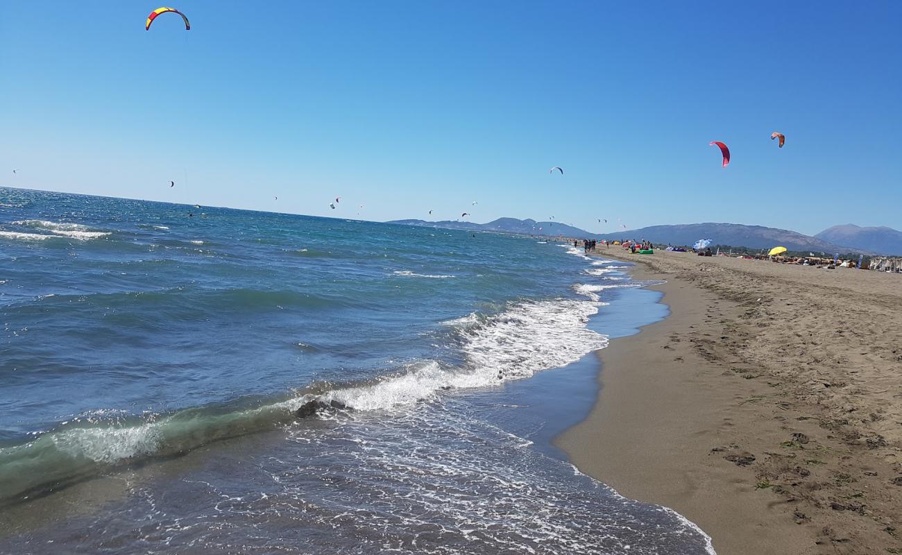 Foto af Doni Stoj Stranden med gråt fint sand overflade