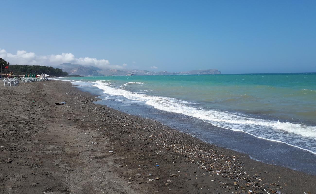 Foto af Playa del Suani med grå sand overflade