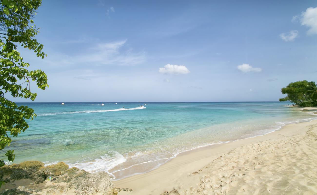 Foto af Mahogany Bay beach med lys sand overflade