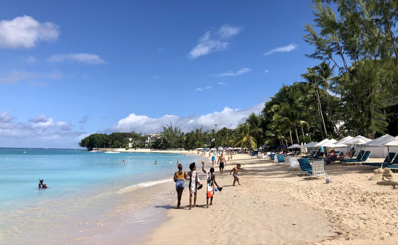 Foto af Paynes Bay beach med lys fint sand overflade