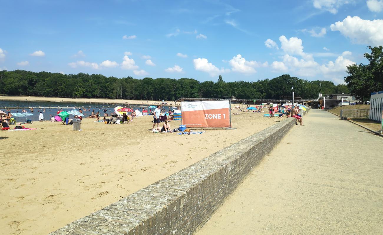 Foto af Hofstade strand med lys sand overflade