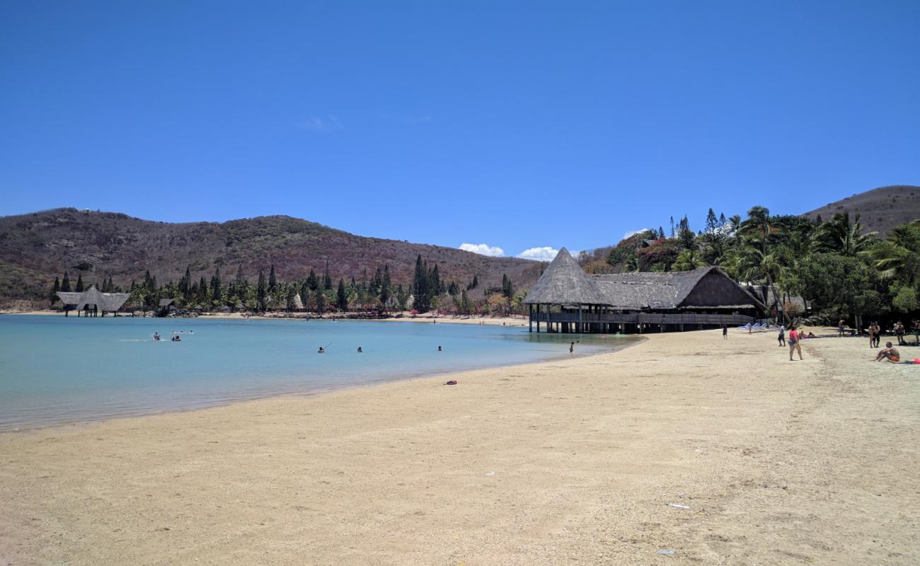 Foto af Kuendu Beach med lyst sand & sten overflade