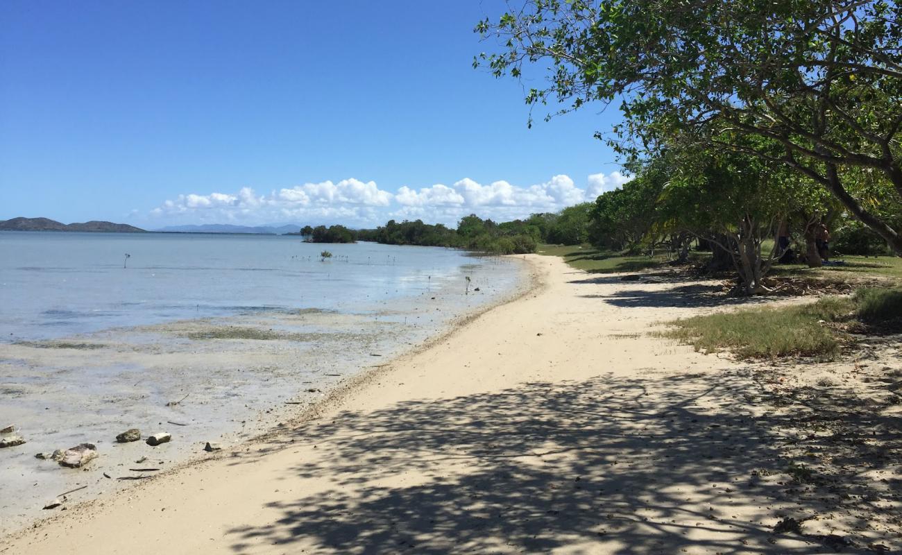 Foto af Ouano Beach med lyst sand & sten overflade