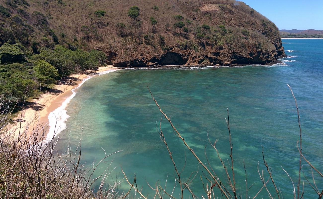 Foto af Baie des amoureux med lyst sand & sten overflade