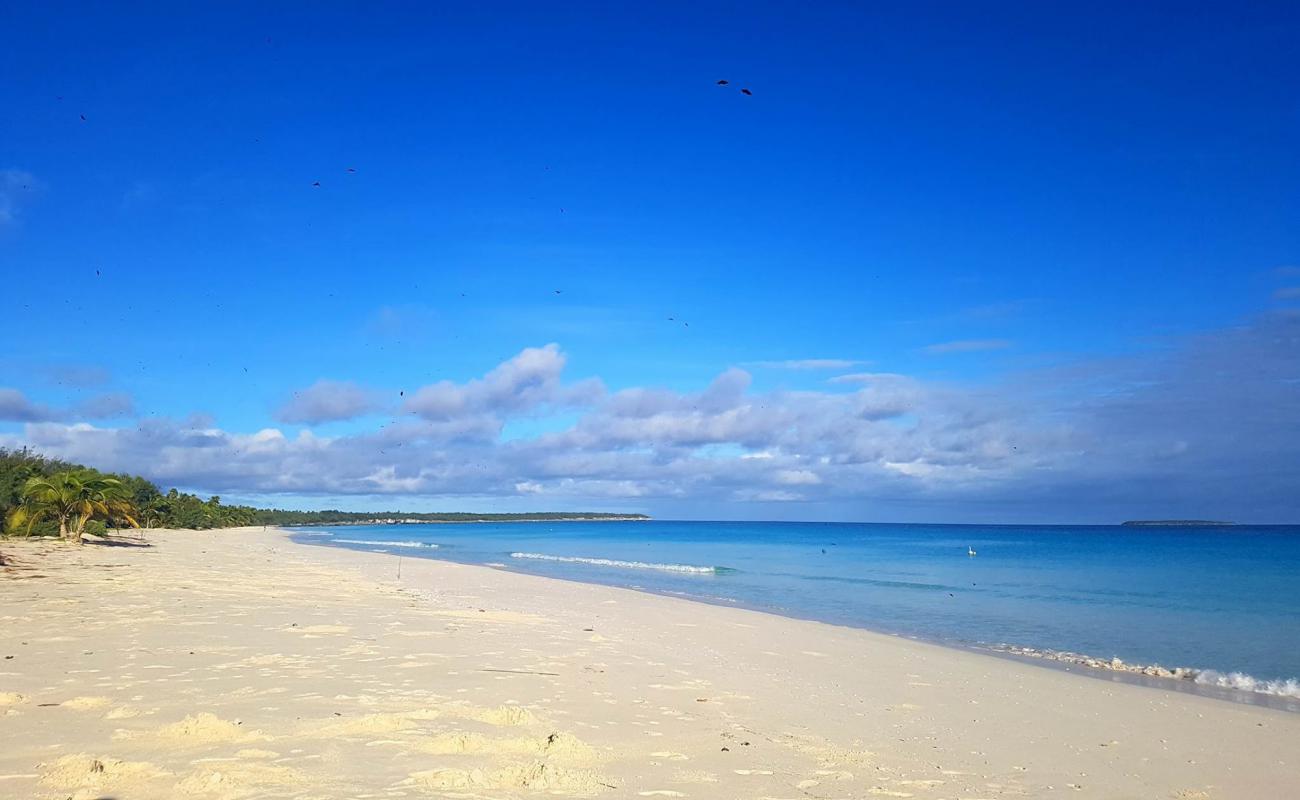 Foto af Mouli Beach med hvidt sand overflade