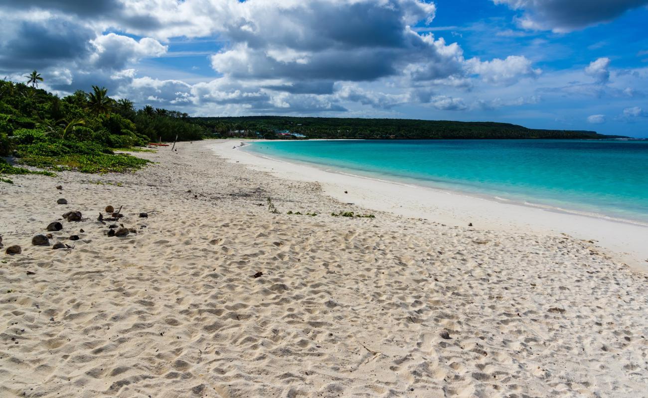 Foto af Luecila Beach med hvidt fint sand overflade