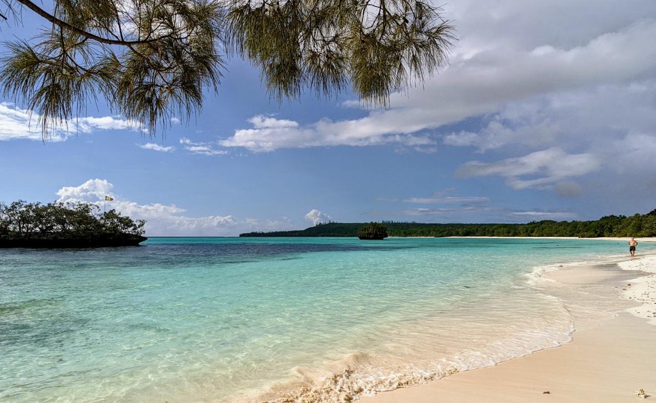 Foto af Luengoni Beach med hvidt fint sand overflade