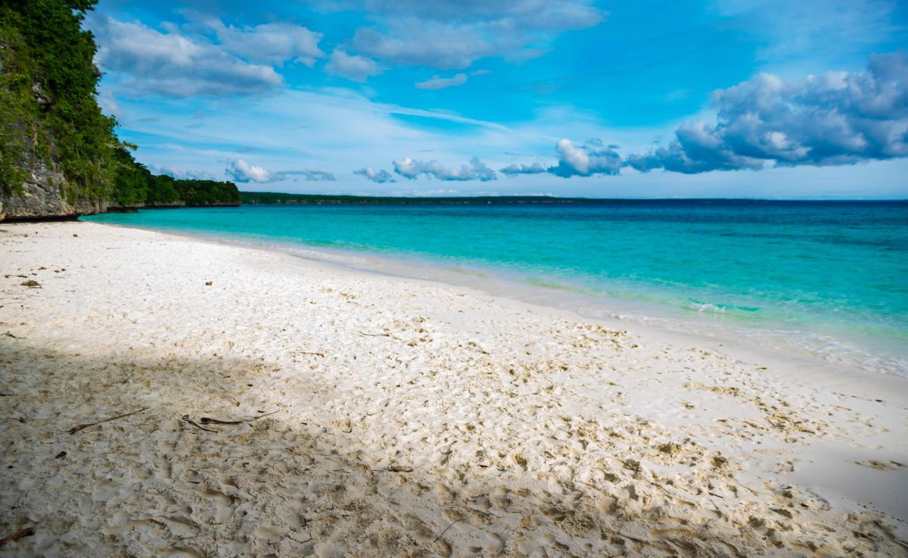 Foto af Kiki Beach med hvidt fint sand overflade