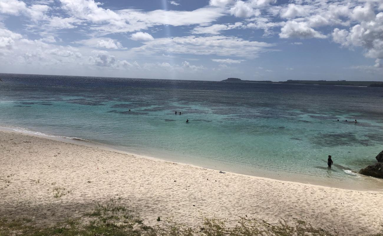 Foto af Eni Beach med hvidt sand overflade