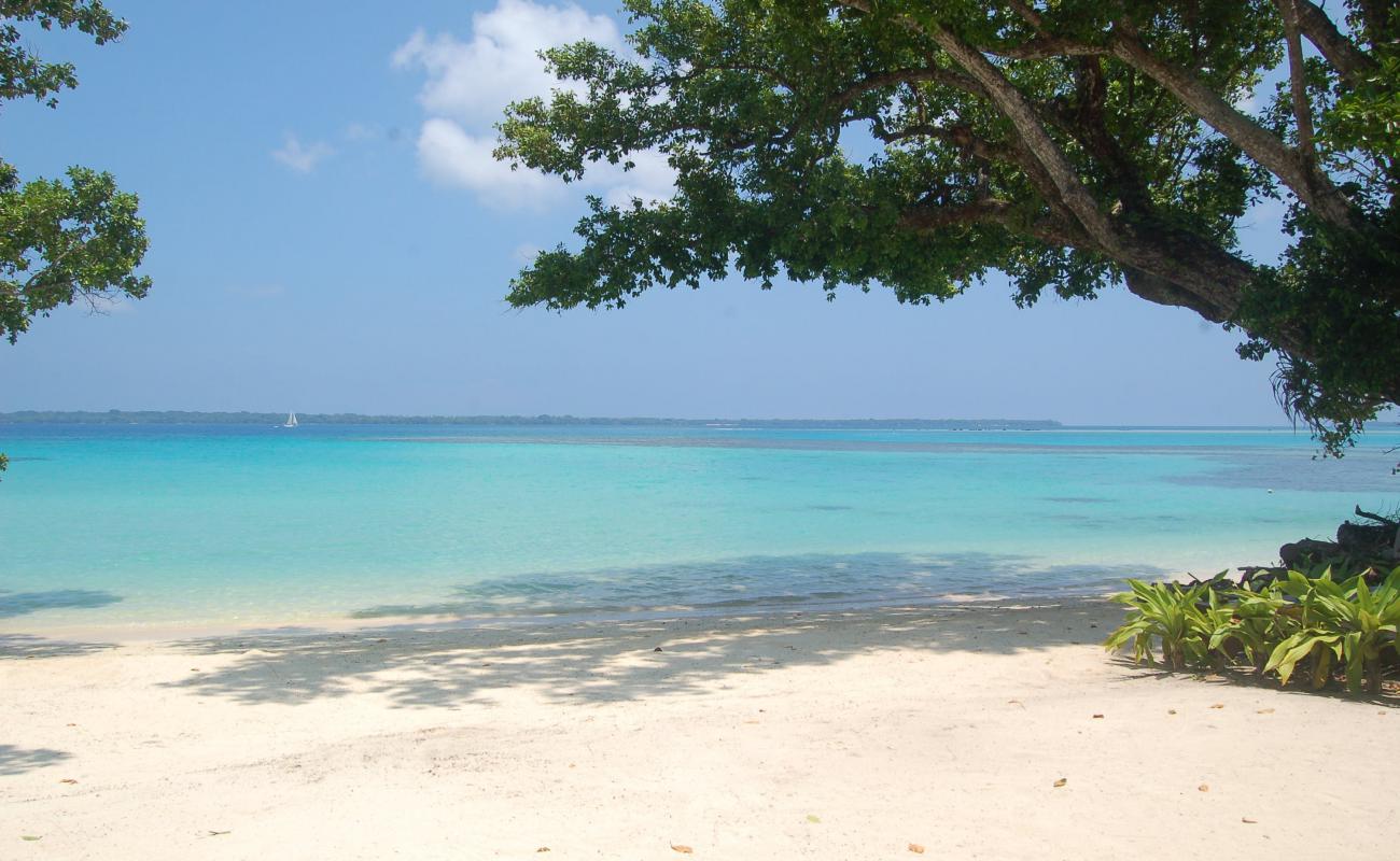 Foto af Barrier Beach med hvidt fint sand overflade