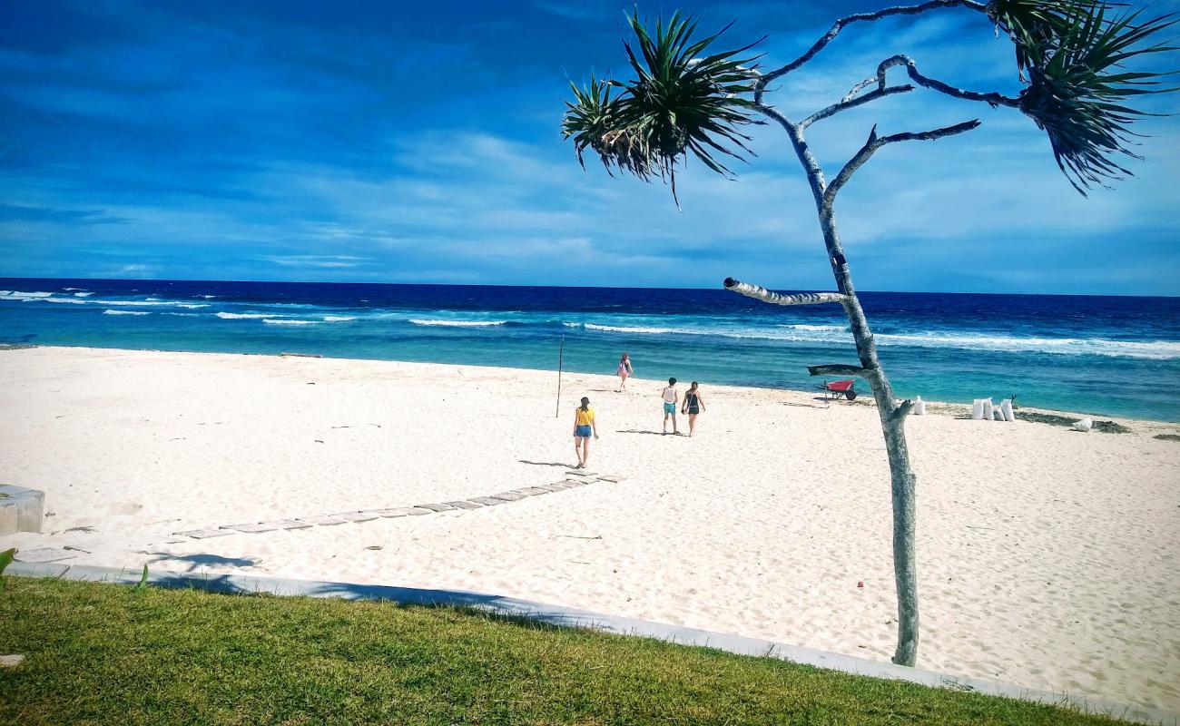 Foto af Efate beach med hvidt sand overflade