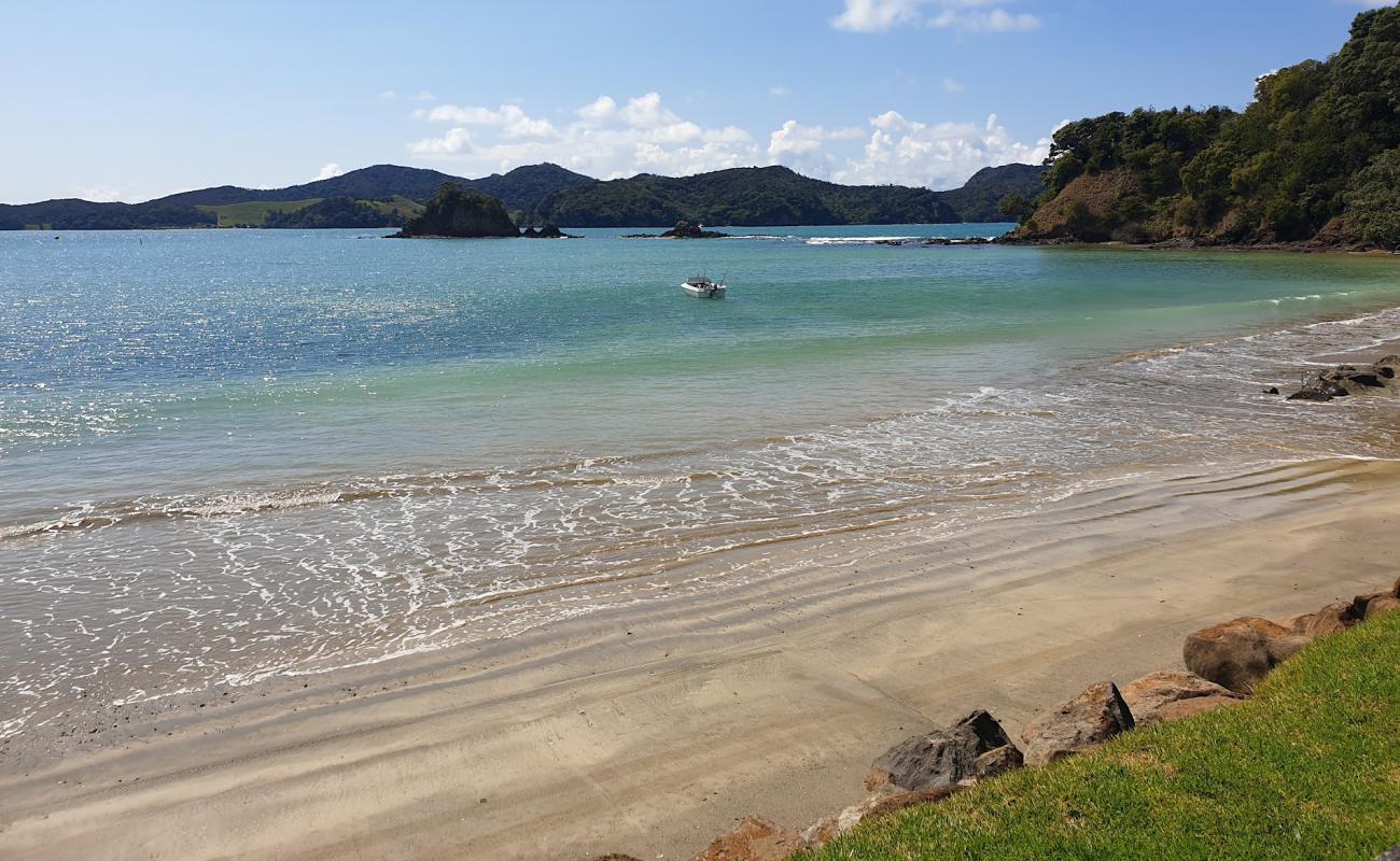 Foto af Parutahi Beach med brunt sand overflade