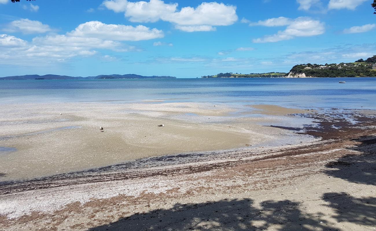 Foto af Snells Beach med gråt sand og småsten overflade