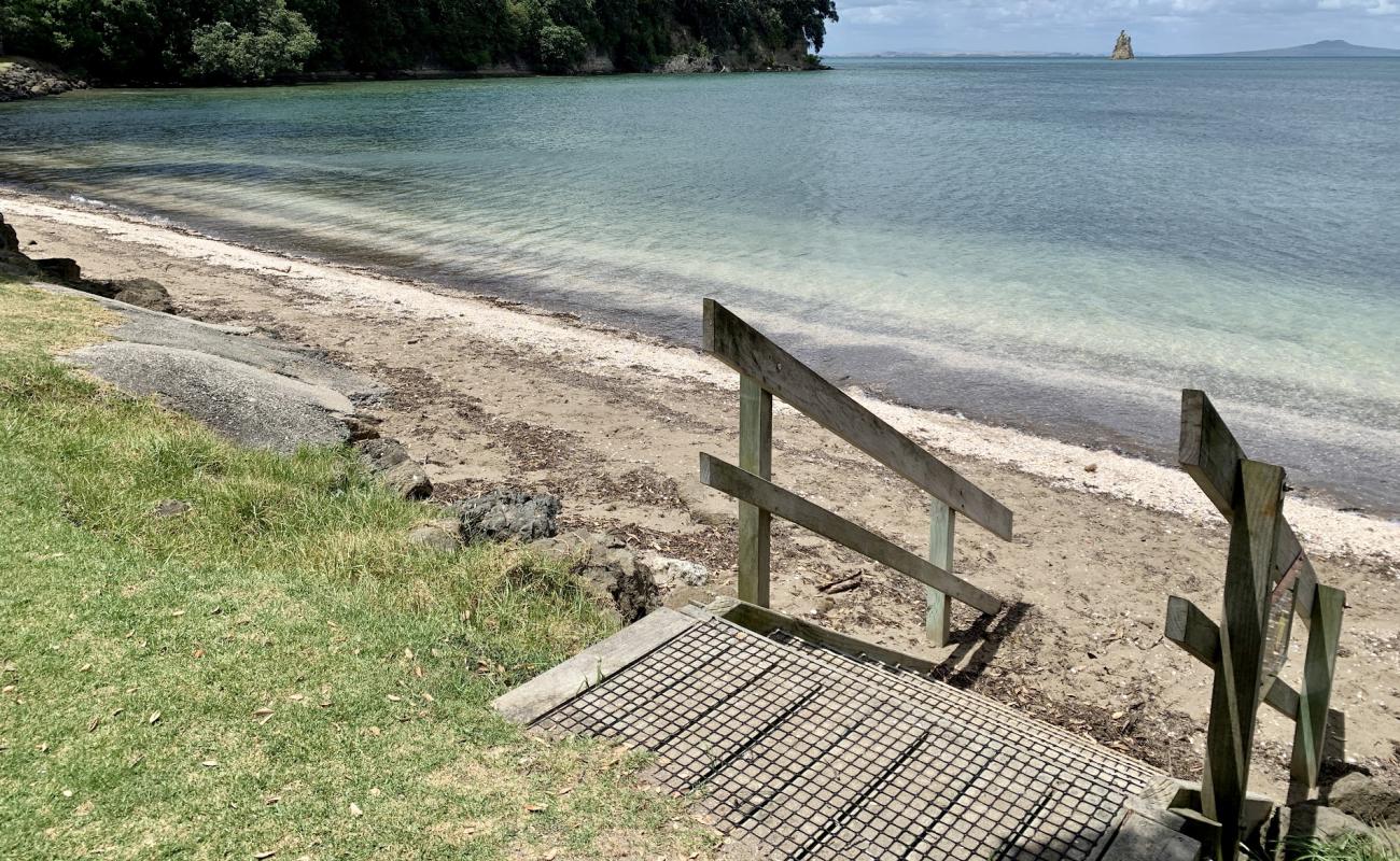 Foto af Matakatia Beach med gråt sand og småsten overflade