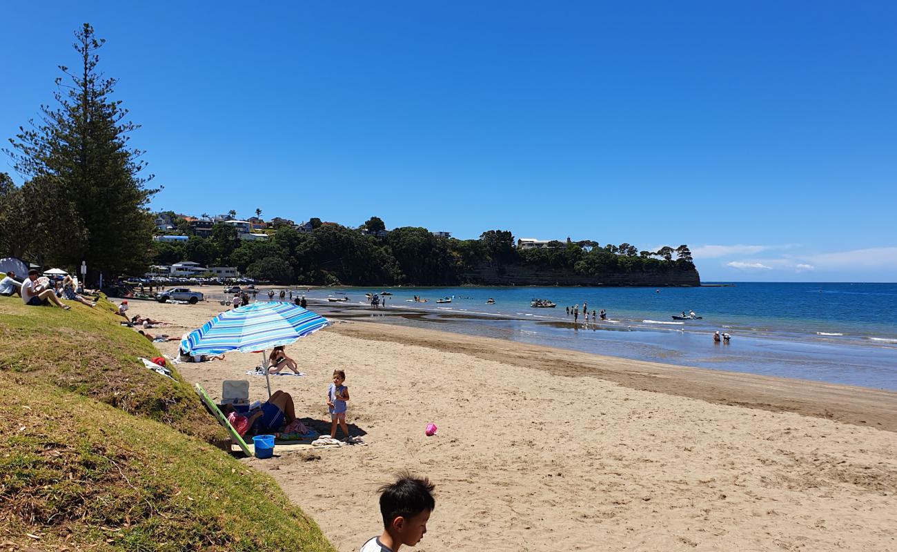 Foto af Browns Bay Beach med lys sand overflade