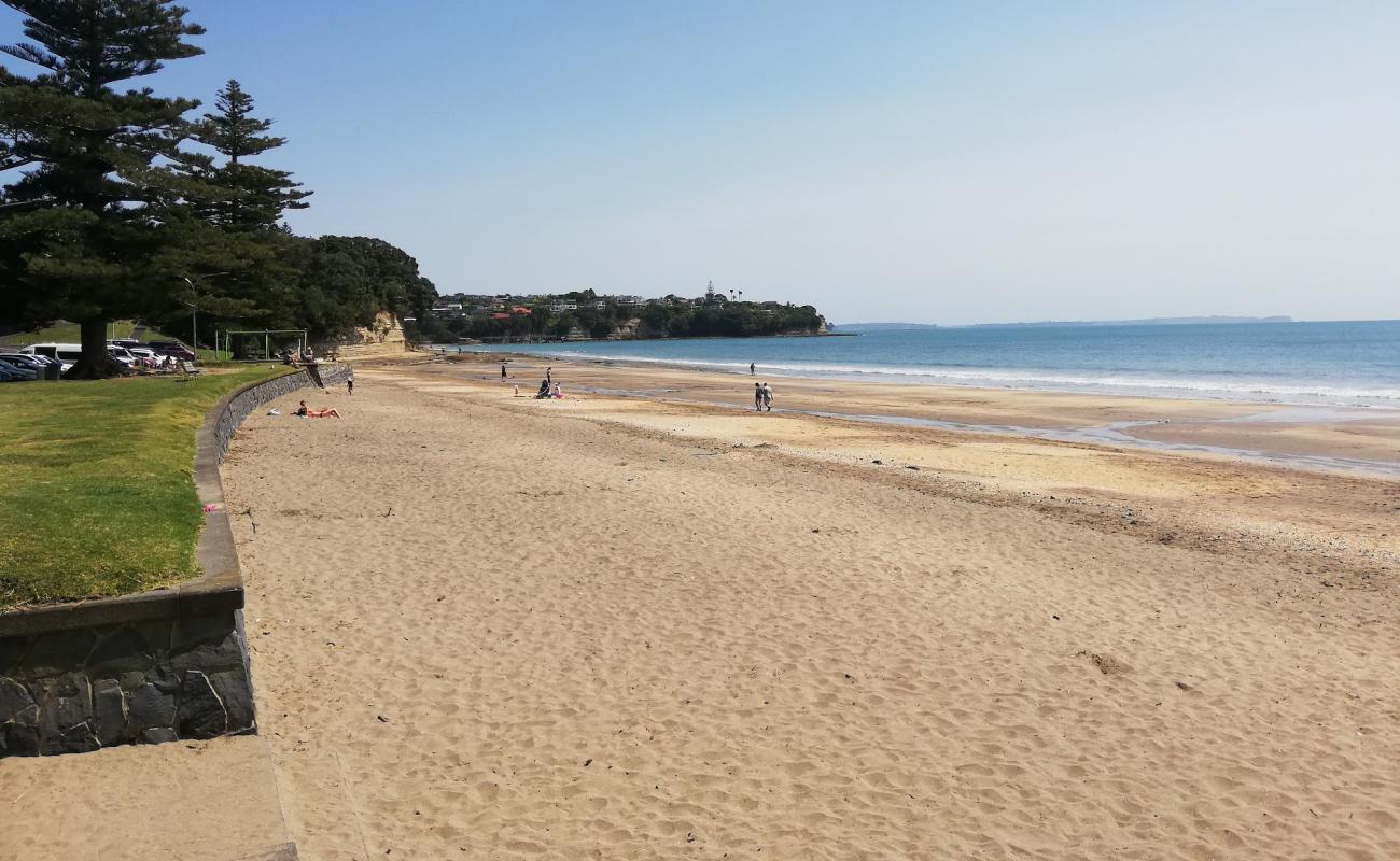 Foto af Mairangi Bay Beach med lys sand overflade