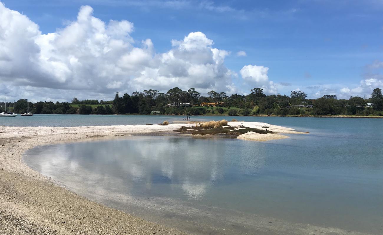 Foto af Shelly Park Beach med lys skaldesand overflade