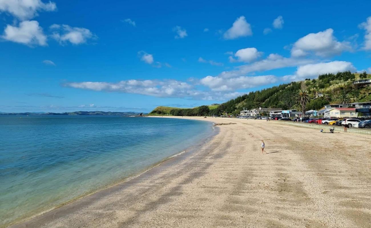 Foto af Maraetai Beach med lys skaldesand overflade