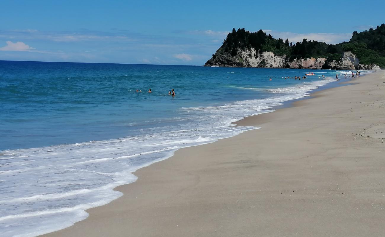 Foto af Whiritoa Beach med lys sand overflade