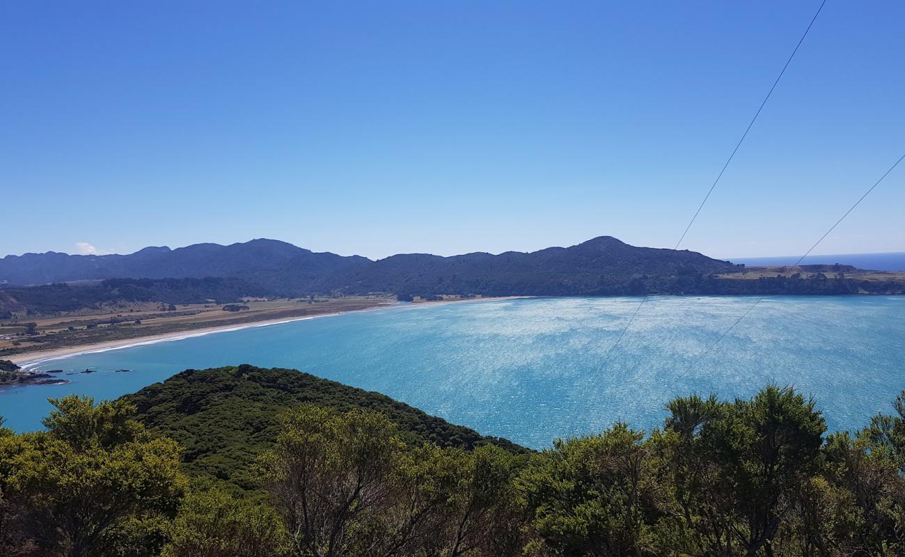 Foto af Hicks Bay med let sand og småsten overflade